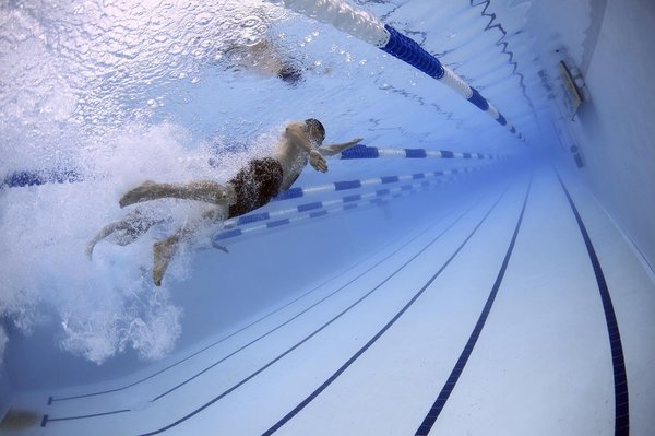 Comment améliorer sa technique de relais en natation de compétition ?