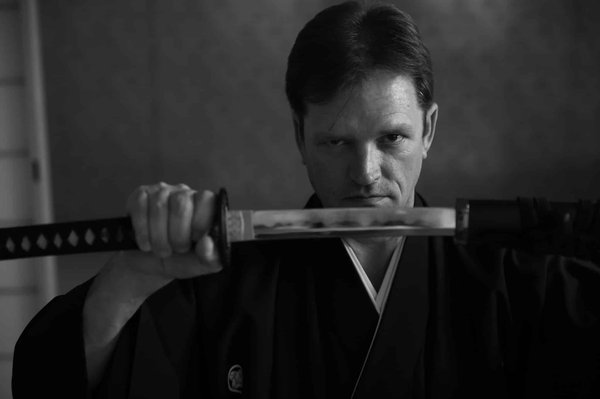 En quoi la pratique des armes traditionnelles en Kobudo prépare-t-elle les pratiquants à une meilleure maîtrise du corps en combat?