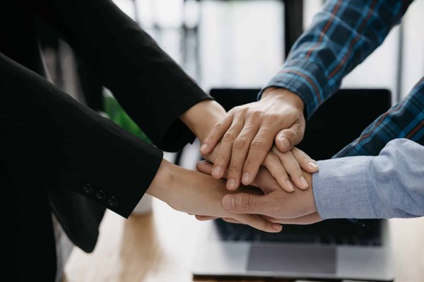 Quels exercices de coordination peuvent être empruntés à la Danse pour améliorer la fluidité des mouvements en Capoeira?