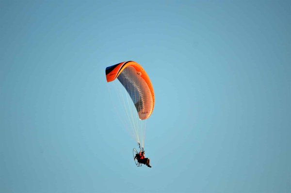 Découvrir le parapente en toute sécurité : les avantages des stages de formation et les baptêmes pour les débutants